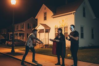 Halloween w Lesznie: jajko na elewacji to nie psikus. „To kosztuje, a nie śmieszy”