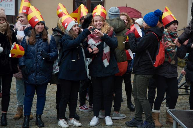 Setki Mikołajów w centrum miasta. Orszak św. Mikołaja w Lublinie