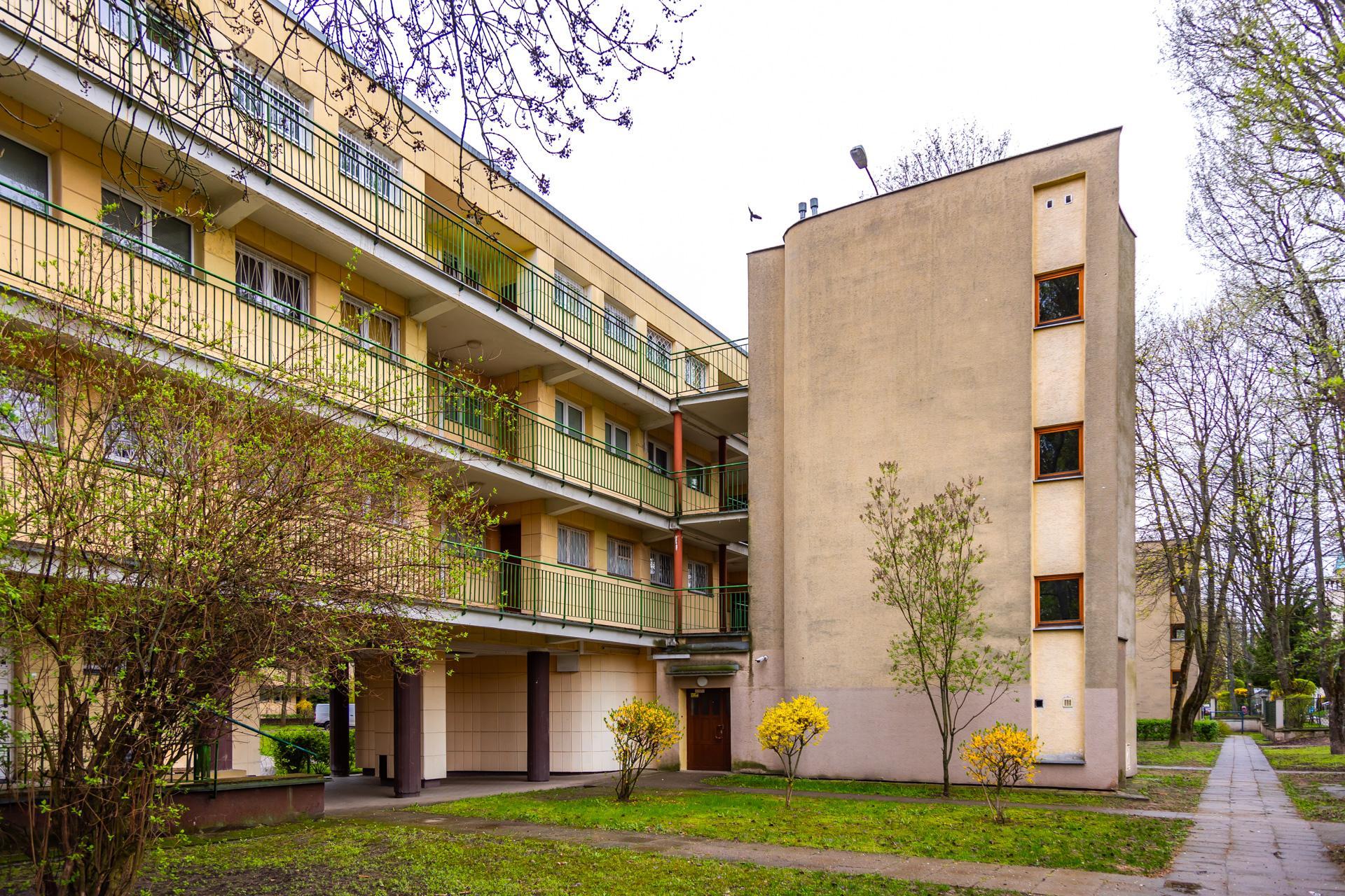 Osiedle WSM Koło II w Warszawie - zdjęcia. Pablo Picasso na ścianie i klatki schodowe typu ser