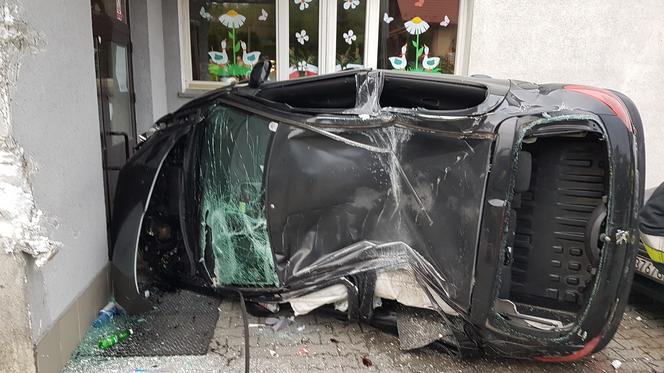 Małopolska: Rozpędzony samochód wjechał w budynek szkoły!