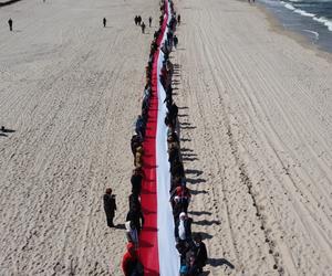 Najdłuższa flaga narodowa w Polsce mierzy ponad 2 km 700 metrów. To nowy rekord Polski!