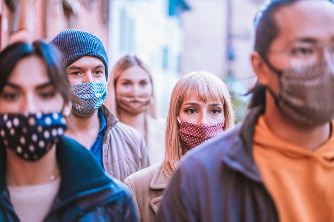Za granicą rekordy zakażeń, a w Polsce koniec pandemii? Ekspert: Za wcześnie na znoszenie obostrzeń