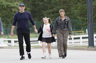 Nawrocki w zagrodzie z alpakami.