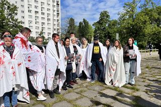 Antywojenny protest na Cmentarzu Żołnierzy Radzieckich w Warszawie