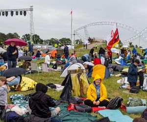 Potężna ulewa przerwała Spotkanie Młodych na Lednicy. Organizatorzy zarządzili ewakuację