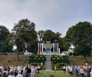 Rocznica koronacji Matki Bożej Kębelskiej w Wąwolnicy. Pojawiło się tysiące wiernych. Zobacz