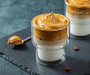 Koreańska kawa zrobiła na mnie wrażenie swoim smakiem i wyglądem. Sprawdź, jak łatwo zrobić dalgona coffee w domu