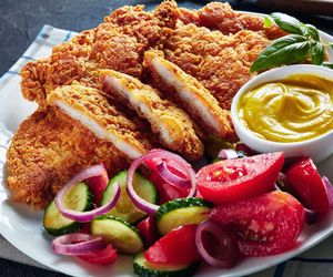 Jak zrobić idealne kotlety z piersi kurczaka? Kluczowe są składniki panierki