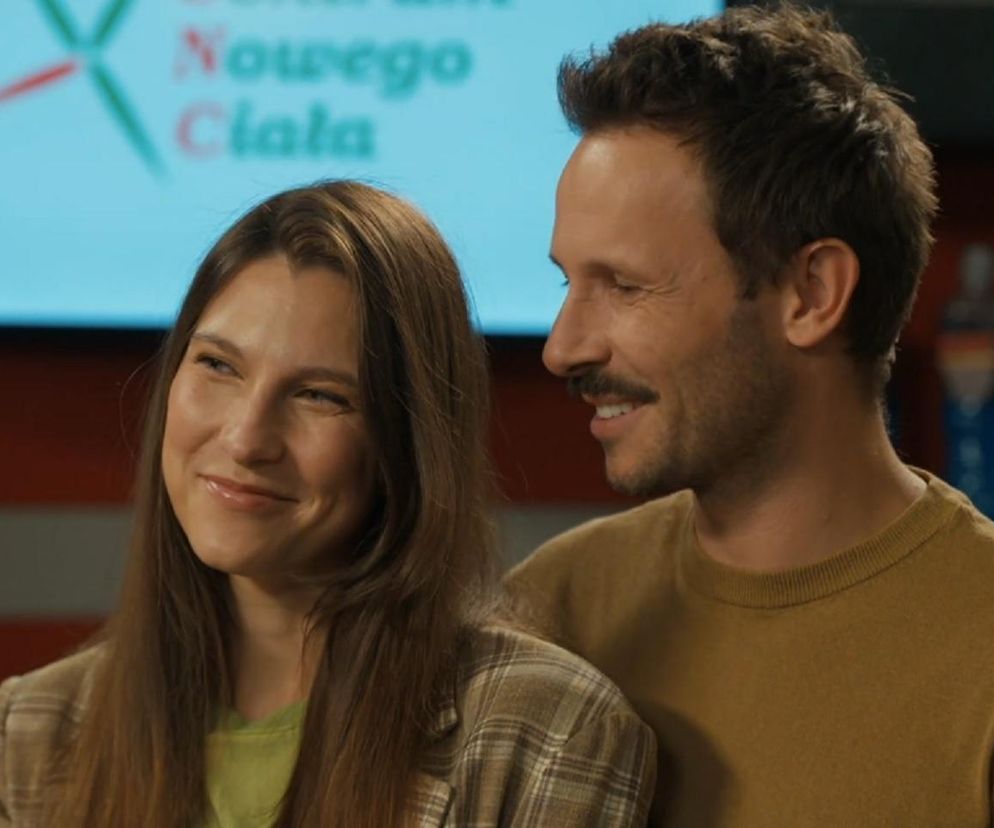 Kamila Kamińska jako Regina i Mateusz Banasiuk jako Franek w serialu Barwy szczęścia, z uśmiechem spoglądają na siebie, celebrując nowe życie po odejściu z serialu. Więcej o ich losach znajdziesz na Super Seriale.