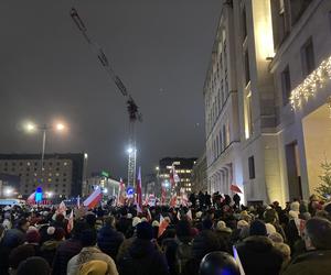 Przed siedzibą TVP odbył się protest. Uczestnicy skandowali Wolne media!