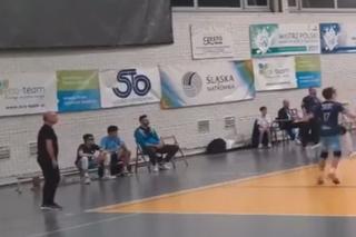 Trener spoliczkował młodego zawodnika podczas meczu. To miało być motywacyjne klepnięcie. Wszystko się nagrało! 