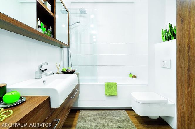 Biała łazienka z drewnem: aranżacja w stylu eko