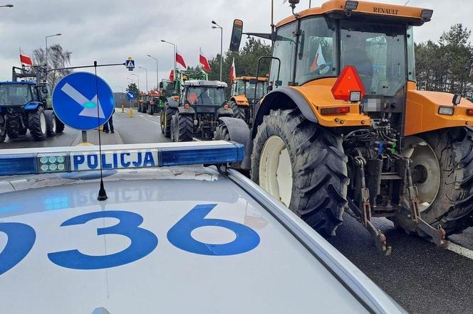 Protest rolników przed przejściem granicznym w Hrebennem. Obywatel Izraela zerwał z ciągnika polską flagę