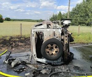 Fatalne skutki wyprzedzania! Uderzone auto stanęło w płomieniach. Zginęła jedna osoba