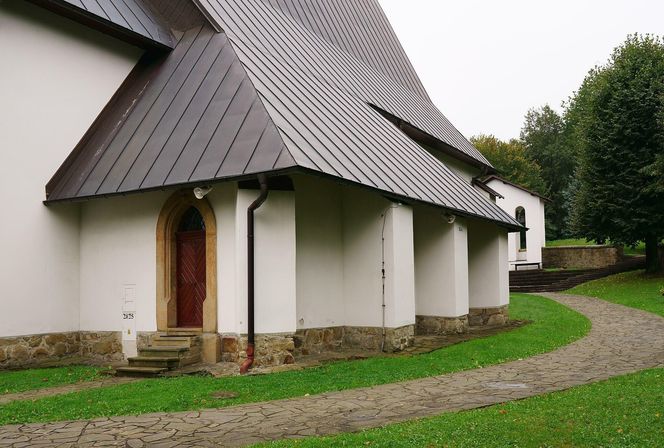 To jedna z najstarszych wsi w Małopolsce. Już w średniowieczu miała swoją parafię