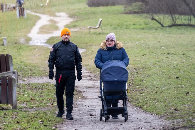 Pierwsze zdjęcia Dominiki Gwit na spacerze z dzieckiem i mężem