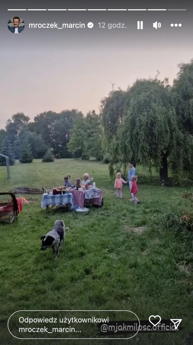 M jak miłość po wakacjach. Barbara (Teresa Lipowska), Lenka (Olga Cybińska), Zuzia (Marcelina Kempka), Emilka (Julia Kempka), Misiek (Aleksander Bożyk)