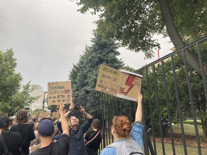 Manifestacja "Nigdy nie będziesz szła sama" w Warszawie. Strajk Kobiet pod Komendą Stołeczną Policji