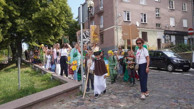 Dni Bajki 2024. W centrum Olsztyna zrobiło się bajkowo. Dzieci przejęły władzę nad miastem [ZDJĘCIA]