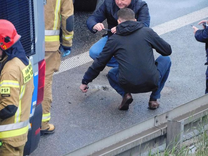 Ostatnie Pokolenie przykleiło się do jezdni na S8. Strażacy musieli skuć asfalt