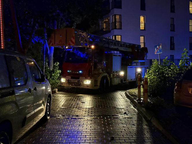 Z mieszkania na Mokotowie wydobywał się dym. W środku znaleziono ciało mężczyzny. Leżało wśród szalejących płomieni