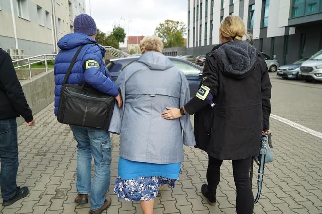 Policja rozbiła gang wyłudzający dotacje na szkoły