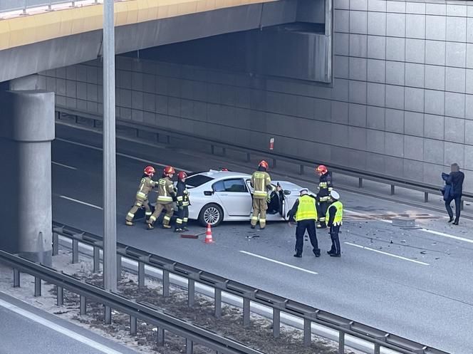 Gigantyczny korek na S8 w kierunku Poznania. BMW huknęło w barierki