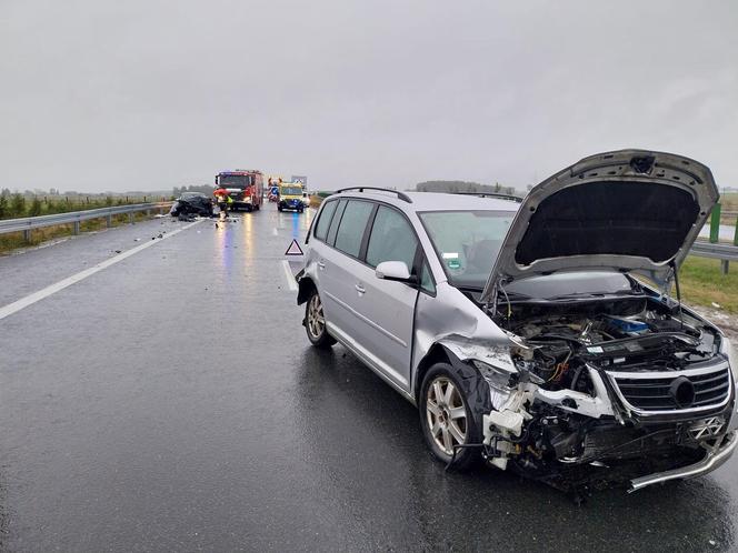 Poważny wypadek na S5 koło Leszna. Samochód uderzył w małzeństwo