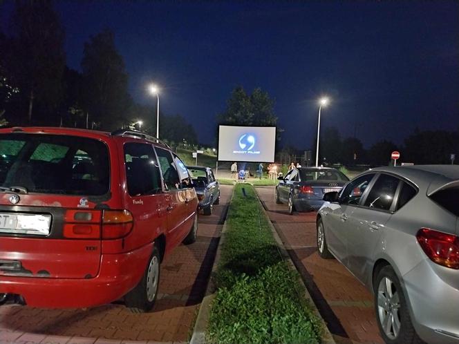 Pierwsze kino samochodowe nad zalewem w Brodach. Był popcorn i duża frekwencja