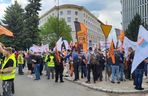 Protest hutników w Warszawie. Idą od Sejmu do Kancelarii Premiera
