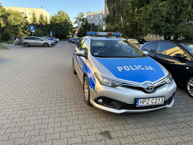 Brutalny atak na osiedlu w Warszawie. Dźgał kobietę przy windzie