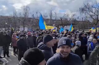  W okupowanej Nowej Kachowce wielotysięczna DEMONSTRACJA przeciwko Rosji [WIDEO] 