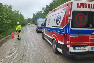 Ciężarówka przewróciła się pod Tarnowem. Strażacy musieli ją postawić na koła