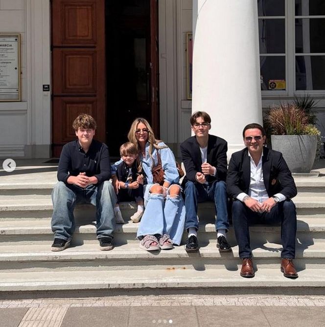 Rozenek w podartych spodniach na marszu