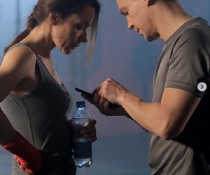 M jak miłość na planie. Martyna (Magdalena Turczeniewicz), Jakub (Krzysztof Kwiatkowski) 