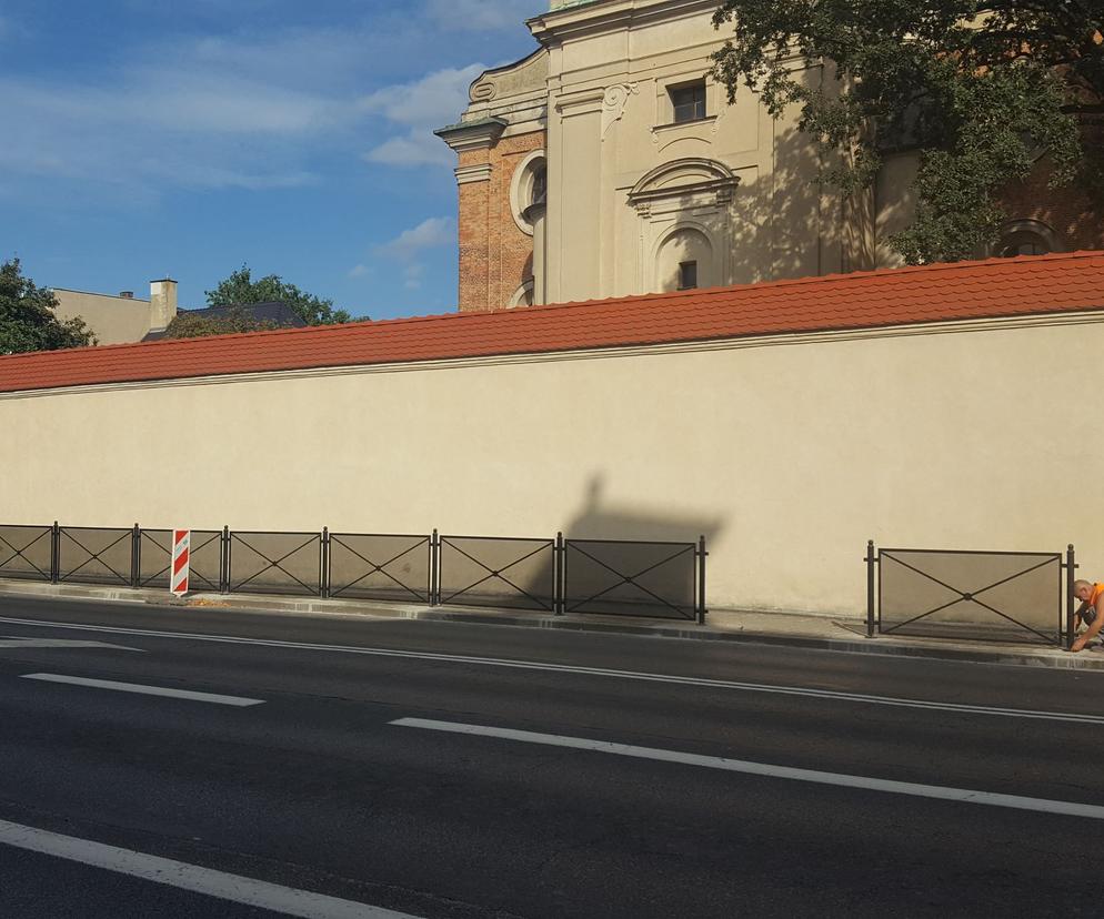 ​Na chodniku na Al. Kraińskiego pojawiły się błotochrony
