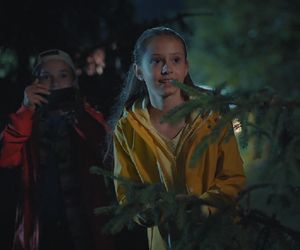 M jak miłość, odcinek jubileuszowy. Misiek (Aleksander Bożyk). Hania (Wiktoria Basik)