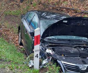 Wypadek na drodze nr 42 w Brodach. Zderzyły się dwa auta osobowe