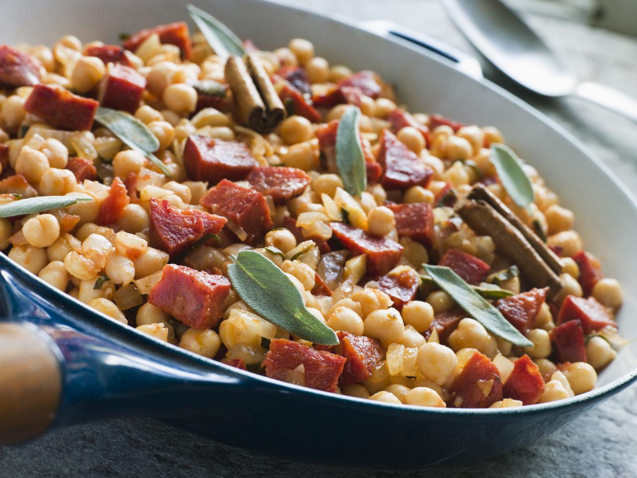 Ciecierzyca z chorizo i szałwią