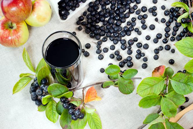 Aronia: sok z aronii na zimę gotowany z liśćmi wiśni [przepis]