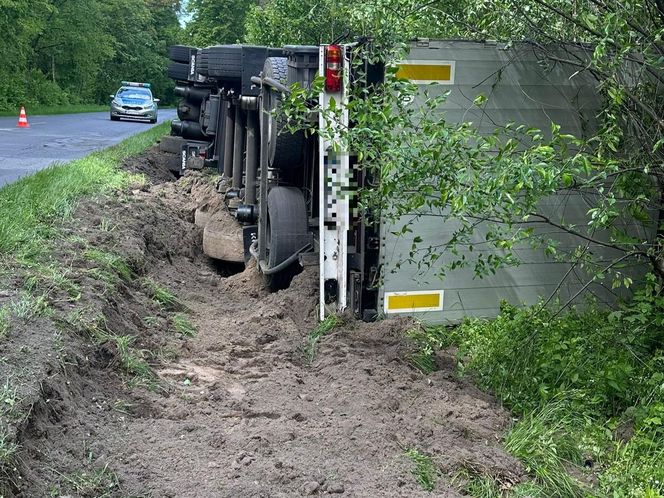 Manewr zakończony w rowie. Przewrócona ciężarówka w Siedlcu niedaleko Gostynia [ZDJĘCIA]