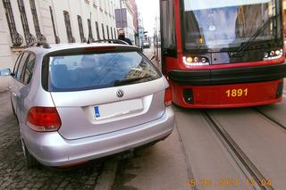 Łódź: zostawił auto przy torach i NA GODZINĘ ZABLKOWOWAŁ ruch tramwajów! [FOTO]