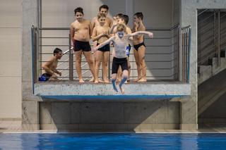 Skoki z wieży i tor przeszkód na basenie przy ulicy Matuszczaka