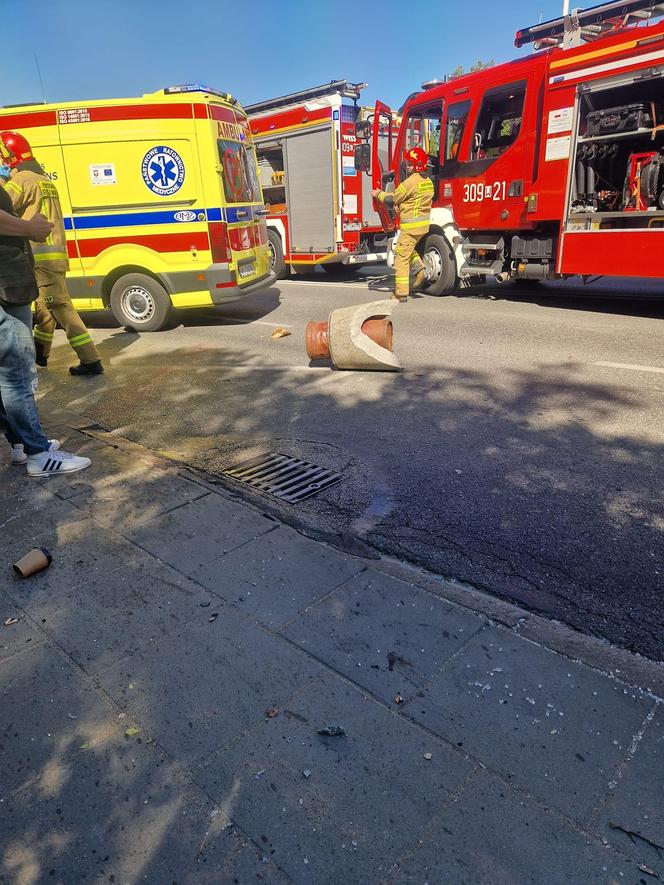 Samochód wjechał w ludzi na przystanku w Warszawie