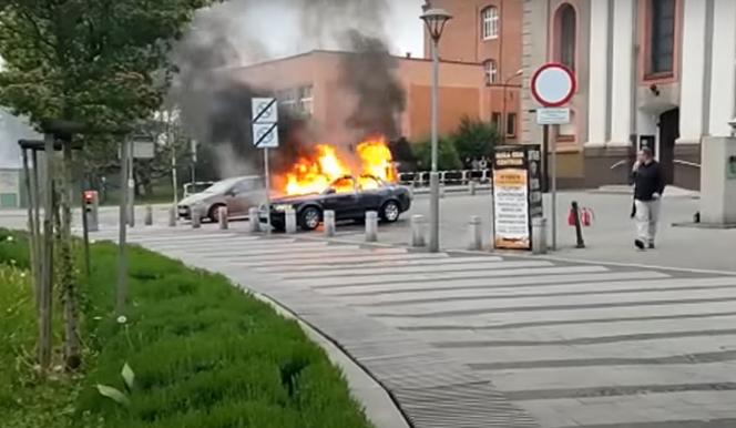 Pożar samochodu w Rybniku. Palił się przed Starym Kościołem