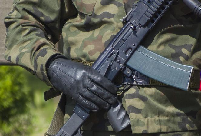 Żołnierz musi mieć prawo użyć broni w samoobronie. Tak uważa Mateusz Morawiecki