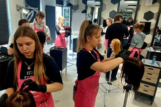 Przez pięć dni uczą się od mistrzów fryzjerstwa, poznają Bydgoszcz i własne możliwości. Trwa Camp Fryzjerski dla młodzieży z domów dziecka