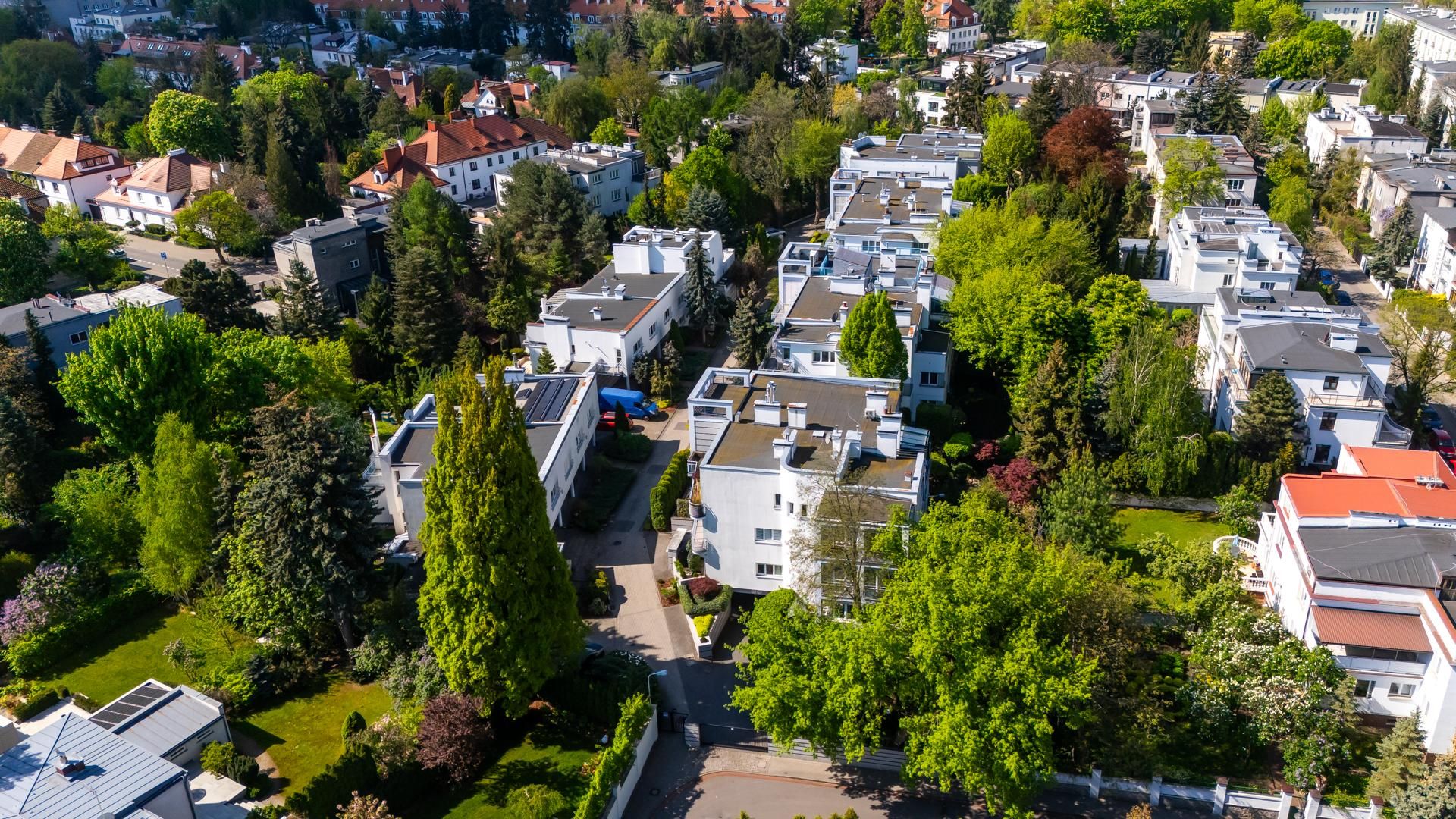 Osiedle przy Hozjusza w Warszawie z lat 90. Projekt: JEMS