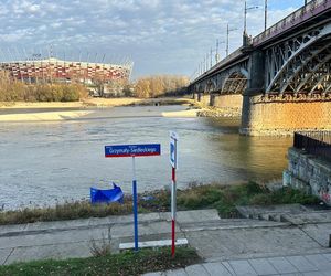 Policjanci przyjechali pod most Poniatowskiego w Warszawie. Rozłożyli parawan i zbierali ślady. Znamy szczegóły akcji