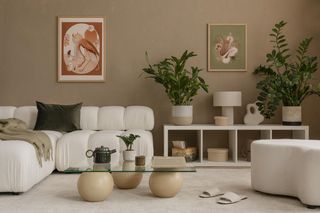 Najświeższe trendy w aranżacji salonu. Połącz ciepły minimalizm z kolorowym twistem